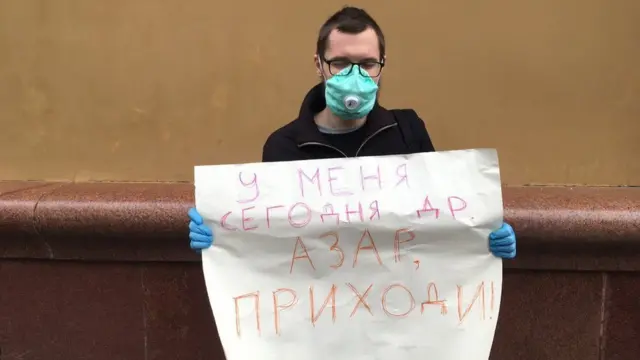 Журналист Петр Рузавин был задержан на пикете в пятницу, но вскоре освобожден. У него день рождения