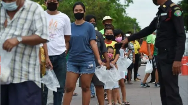 เข้าคิวรับแจกอาหาร