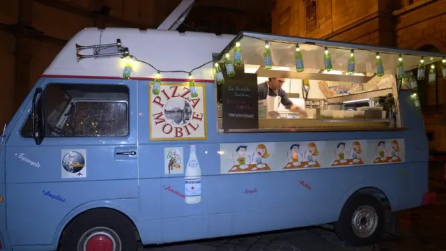 快餐车业务是艰难的。过程中要不断学习停车、路牌、卫生法规。