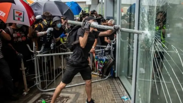 கண்ணாடிகளை உடைக்கும் காட்சி