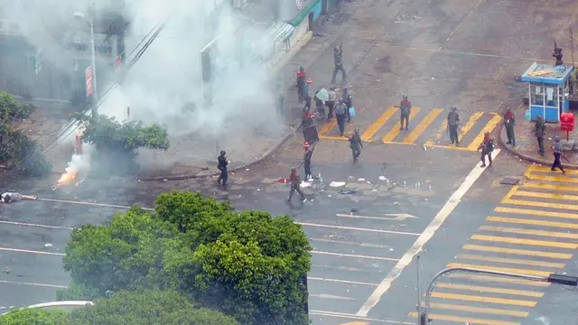 လုံထိန်းတွေနဲ့ အာဏာပိုင်တွေ သတိမထားမိအောင် သတင်းထောက်ပုံစံမျိုး မပေါက်ဖို့၊ အပျော်တမ်း မှတ်တမ်းတင် ရိုက်ကူးတဲ့ ၊ စပ်စုတတ်တဲ့သူမျိုးဖြစ်အောင် ဟန်ဆောင်ခဲ့