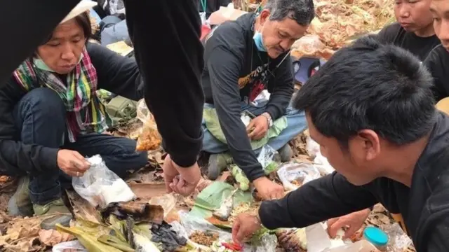 การรับประทานอาหารมื้อเที่ยงของบรรดาอาสาดับไฟป่ามักเกิดขึ้นหลังไฟตรงหน้าดับหมดแล้ว