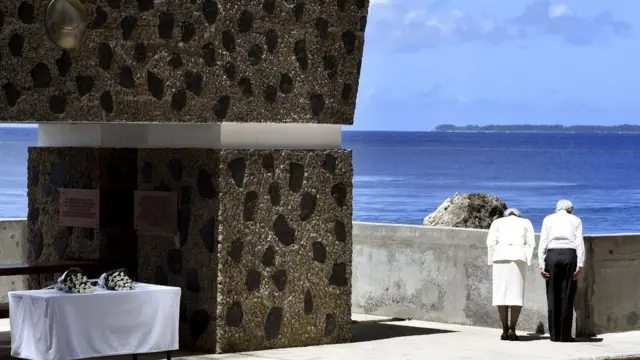 日本明仁天皇访问帕劳，前往两个二战战场原址，向战争中的死难者鞠躬。