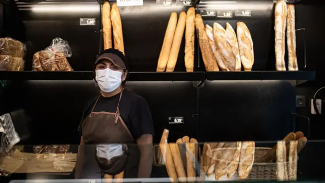 남성은 바이러스로 인해 즉각적인 건강 위험에 처하지만, 여성에게 미치는 영향은 팬데믹 이후에도 수년 동안 지속될 수 있다