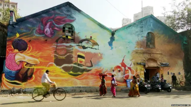 मुंबईचं ससून डॉकचं असं कलादालनात रुपांतर झालं आहे.