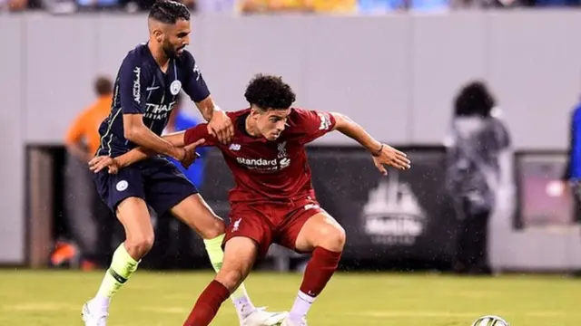 Mchezaji mpya wa Manchester City Riyad Mahrez (kushoto alicheza dhidi ya Liverpool