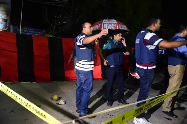 ঘটনাস্থল পরিদর্শন করছে নিরাপত্তা বাহিনীর সদস্যরা