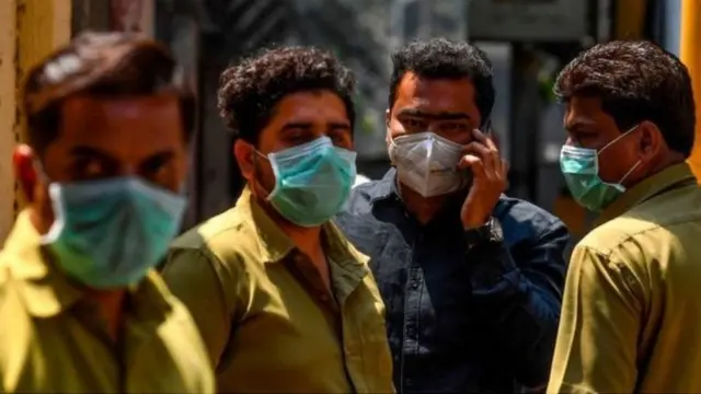 માસ્કધારી વ્યક્તિઓની તસવીર