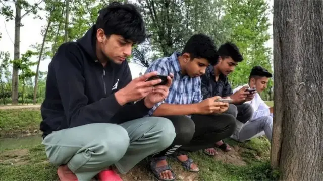 Dhallinyaro ku mashquulsan telefoonnadooda