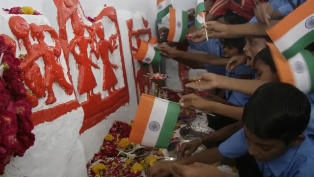 સ્મારકને પુષ્પાંજલિ અર્પિત કરી રહેલા બાળકો