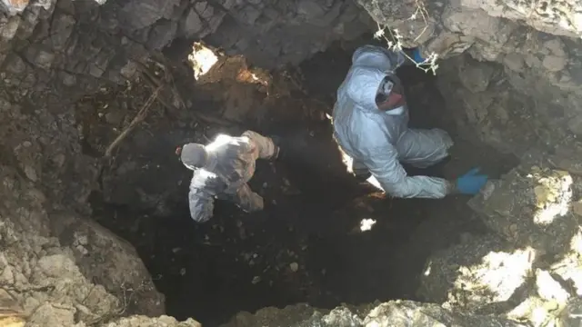 ဒေါက်တာ ဘူဂဟယ်ဟာ လင်းနို့တွေ နေထိုင်ရာ လိုဏ်ဂူတွေထဲကို မျက်နှာအပါအဝင် တစ်ကိုယ်လုံး ရောဂါပိုး ကာကွယ်ရေးဝတ်စုံဝတ်ပြီး လက်အိတ်သုံးထပ်စွပ်ကာ ကိုယ်တိုင်သွားရောက်ရ