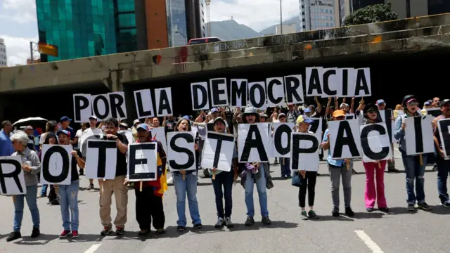 Manifestantes protestan contra Nicolás Maduro en Caracas.