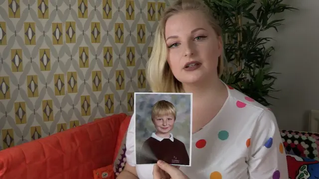 Ellen con una fotografía de su infancia en la escuela primaria