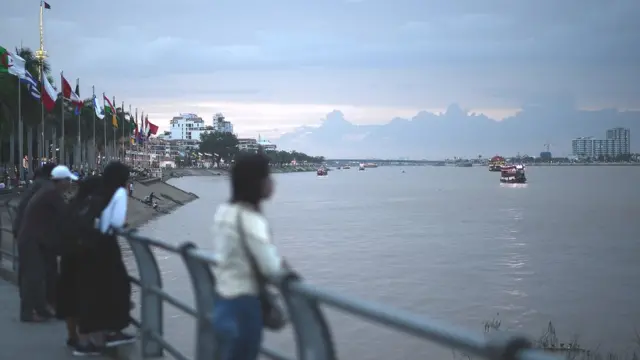 บริเวณศาลเพรียอองดองกาตั้งอยู่ริมแม่น้ำโขง ฝั่งตรงข้ามพระราชวังในกรุงพนมเปญ มีผู้คนมาเดินเล่นและออกกำลังกายยามเย็น