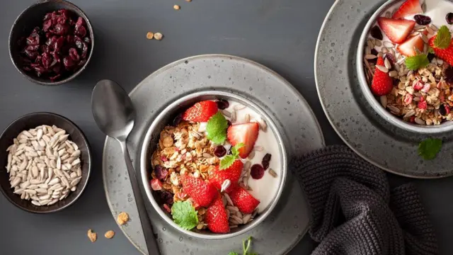 Большая часть жиров в йогурте - насыщенные, но молочные продукты менее вредны для здоровья, чем, скажем, животные жиры