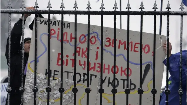 Протести проти продажу землі почалися майже одразу після того, як у Земельному кодексі було передбачено таку можливість