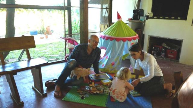 A família Hausen emaposta quentecasa no Paraguai