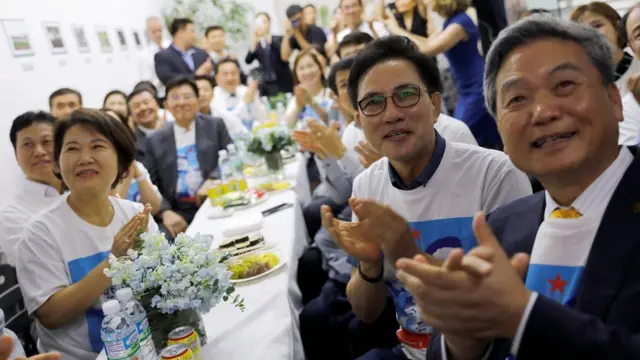 كوريون يشاهدون لقاء ترامب مع كيم في مقر الرابطة الكورية بسنغافورة