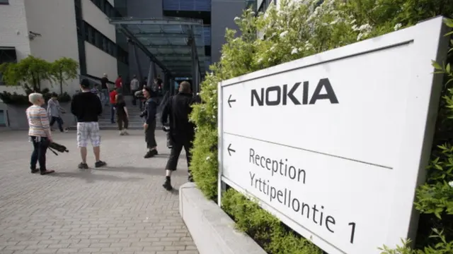নোকিয়ার পুরনো কার্যালয়ের সামনে সংস্থার কর্মীরা। ওউলু, ২০১২