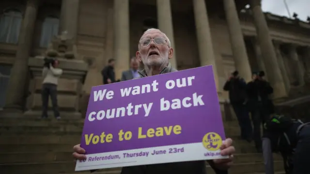 "Queremos nuestro país de vuelta. Vote Salir" dice el letrero que sostiene un ciudadano británico.