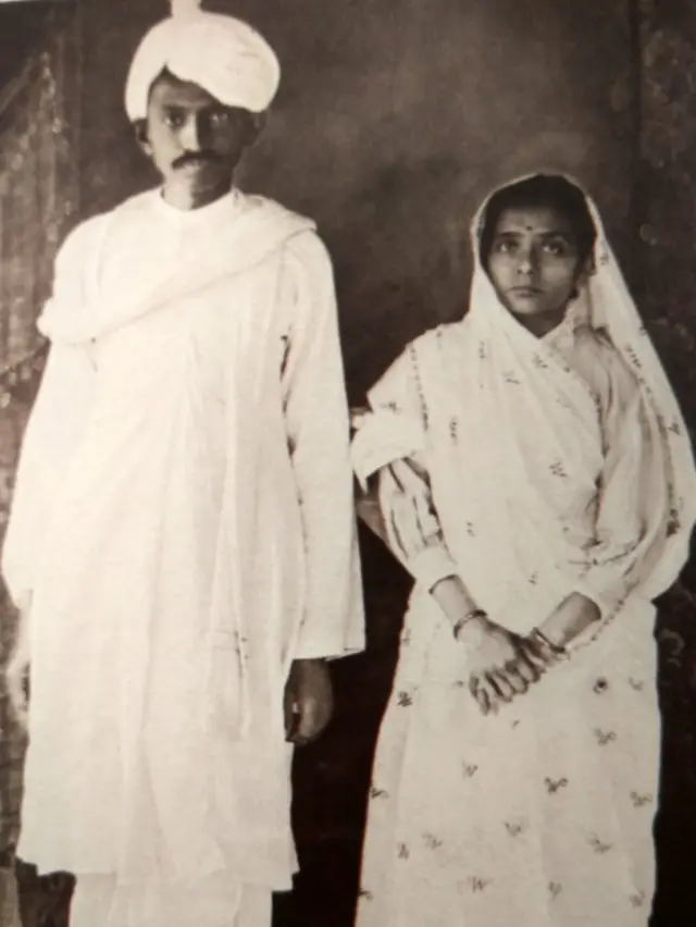 1916లో దక్షిణాఫ్రికా నుంచి భారత్ తిరిగి వచ్చినప్పుడు మహాత్మాగాంధీతో కస్తూర్బా