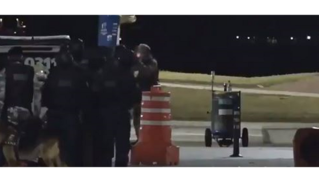 Reprodução do vídeo que mostra momento em que policial atira em colegas