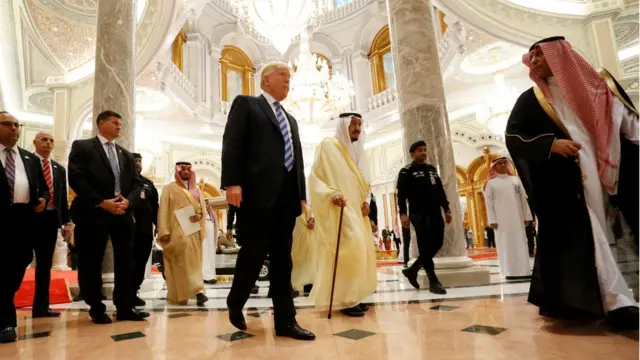ทรัมป์ เดินเคียงข้างพระราชาธิบดีซัลมานแห่งซาอุดีอาระเบีย เพื่อขึ้นกล่าวสุนทรพจน์ในการประชุมในกรุงริยาด