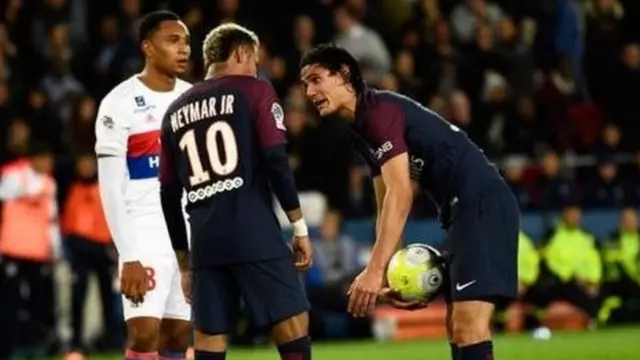 Neymar na Cavani wakishindana ni nani anayefaa kupiga penalti