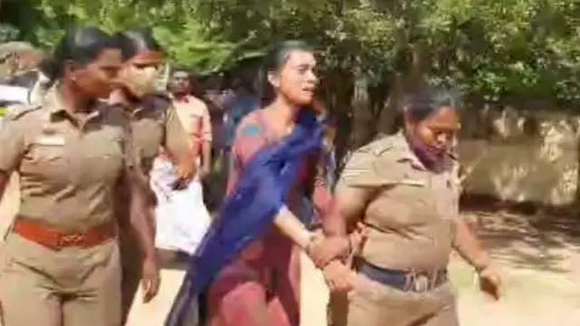 பெண்ணை மீட்டு அழைத்துச் செல்லும் பெண் காவலர்கள்.