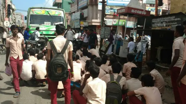 சிதம்பரத்தில் பள்ளி மாணவர்களும் போராட்டத்தில் குதித்தனர்