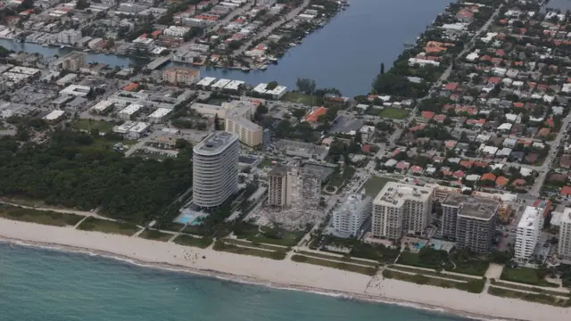 Vista del edificio derrumbado desde el mar