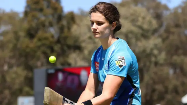 মাত্র ১৩ বছর বয়সেই অনুর্ধ্ব ১৯ দলের সেরা বর্ষসেরা ক্রিকেটারের পুরষ্কার পেয়েছেলিন লরা