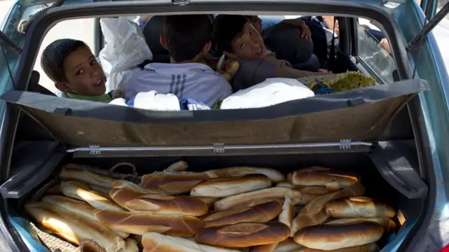 Mikate ikiwa imepakiwa nyuma ya gari mjini Misrata Aprili 11