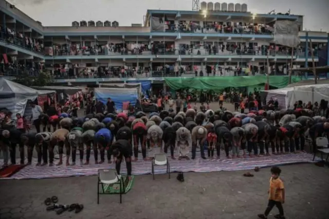 Минглаб одамлар мана бунга ўхшаш БМТ мактабларида жон сақламоқда.