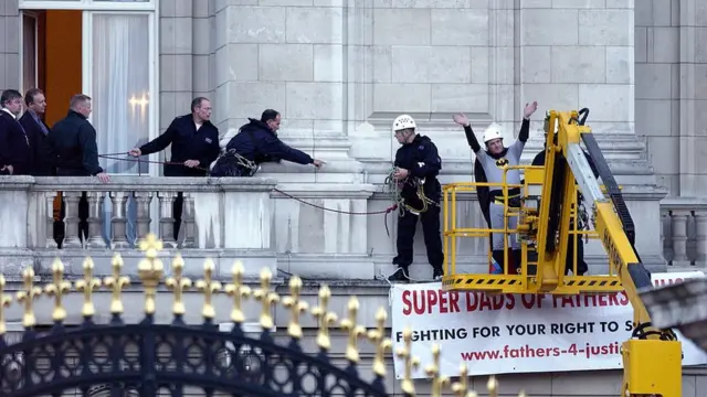 А ось так "Бетмена" знімали з карнизу. Начебто він погодився спуститися, бо втомився, а стояти на карнизі не надто весело, та й небезпечно