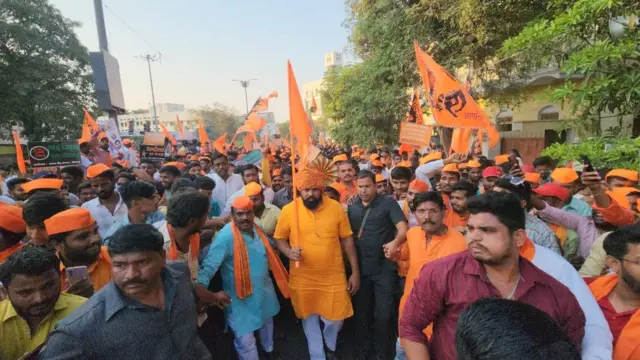 महाराष्ट्र के सोलापुर में आयोजित हिन्दू गर्जना मोर्चा में शामिल हुए टी राजा सिंह