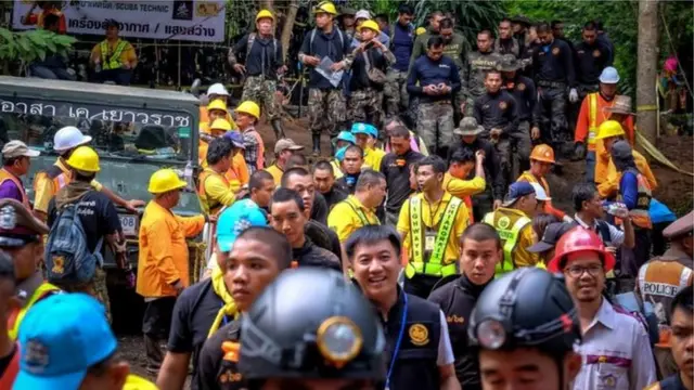 Abakozi benshi bashinzwe gutabara bahageze ngo barebe ko hari icyo bafasha