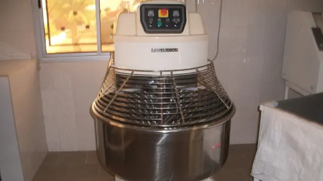 Les détenus de Liberté 6 savent aussi manier la tritureuse-mélangeuse, qui sert à mélanger les intrants du pain : la farine, la glace, le sel, la levure, etc.