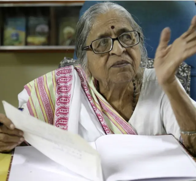 લેખન કાર્યમાં વ્યસ્ત