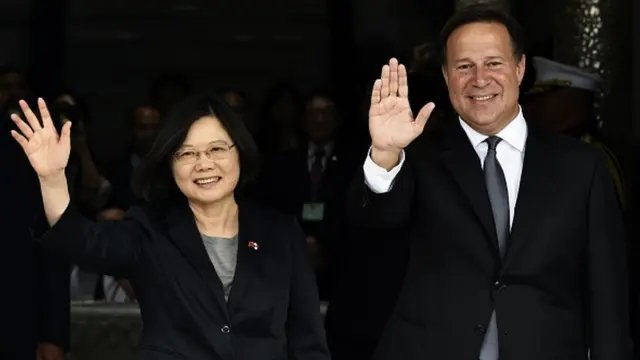 ประธานาธิบดีไช่ อิงเหวินของไต้หวัน (ซ้าย) พบกับประธานาธิบดีฮวน การ์โลส ของปานามา ในกรุงปานามาซิตี้เมื่อวันที่ 27 มิ.ย. 2016 ในการเดินทางเยือนต่างประเทศรอบแรกนับตั้งแต่เข้ารับตำแหน่งประธานาธิบดีไต้หวัน