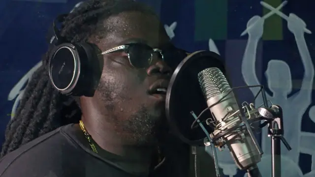 Kwame Fosuhene en un estudio de grabación.
