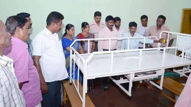 நோயாளிகள் தங்களை பராமரிப்பதற்கு படிக்காத மெக்கானிக் கண்டுபிடித்த "டாய்லெட் படுக்கை"