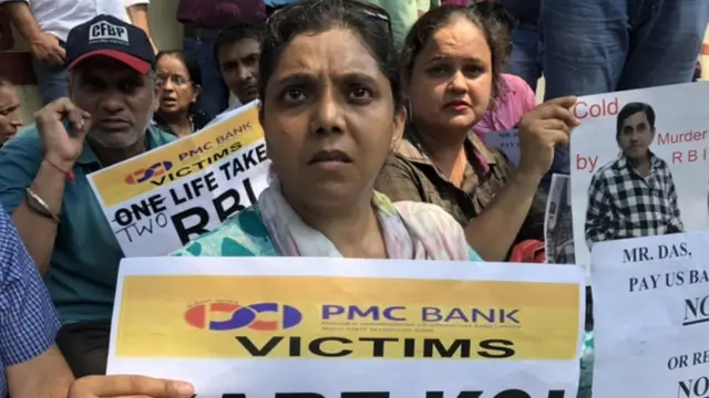 पीएमसी बैंक के खाताधारक प्रदर्शन करते हुए