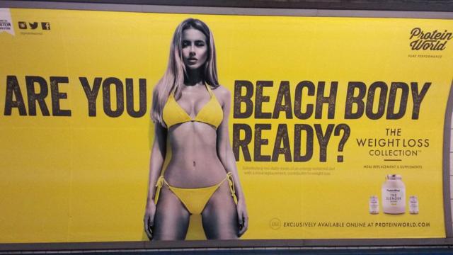 No m s bikinis en el metro Londres proh be publicidad con cuerpos