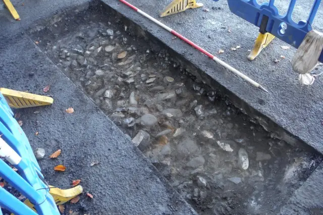 Sebagian jalan berada di bawah jalan modern