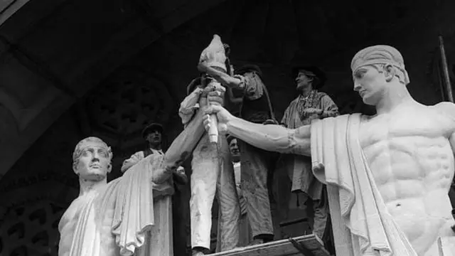 يستقبلك فوق مدخل بوش هاوس تمثالان كبيران يرمزان للصداقة البريطانية الأمريكية