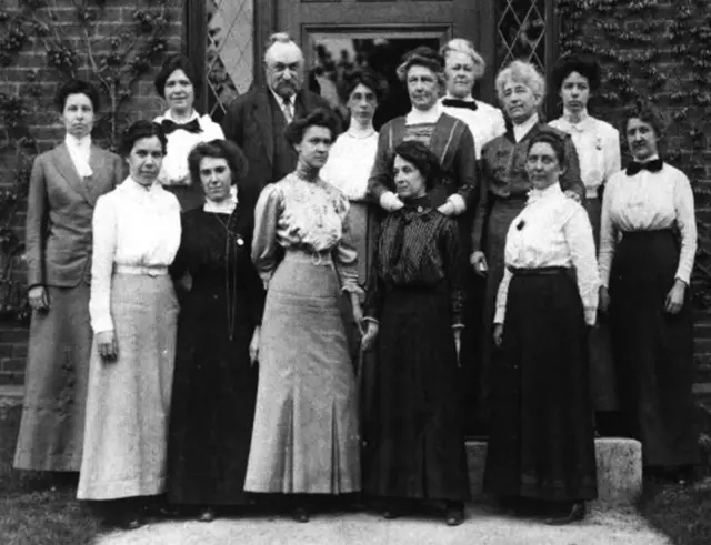 Edward Pickering, director del Observatorio, y las Computadoras de Harvard en 1911.