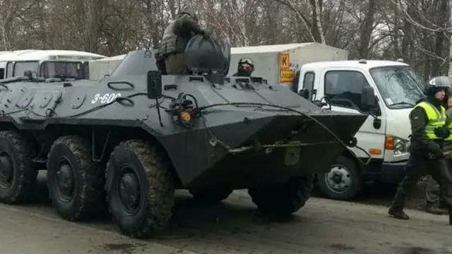 До Нових Санжар, де 14 днів мають перебувати евакуйовані з Китаю і де тривають протести місцевих жителів, направили військову техніку.