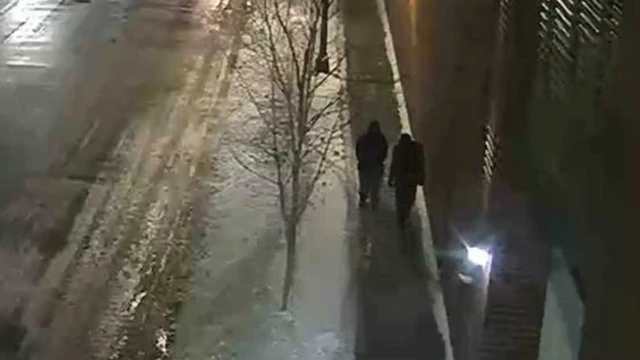 Dos personas caminando por una calle