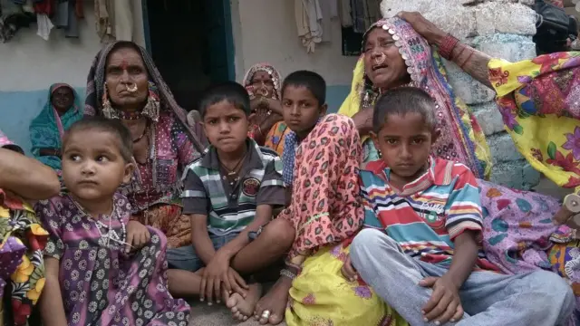 मदभाई तांड्यावरील शोकाकुल कुटुंब